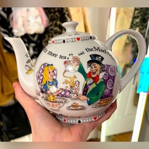 Cardew Art Designs Alice in Wonderland Porcelain Ceramic 2-Cup (18-Ounce) Teapot